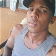 Entrenador personal imparte clases de entrenamiento a personas